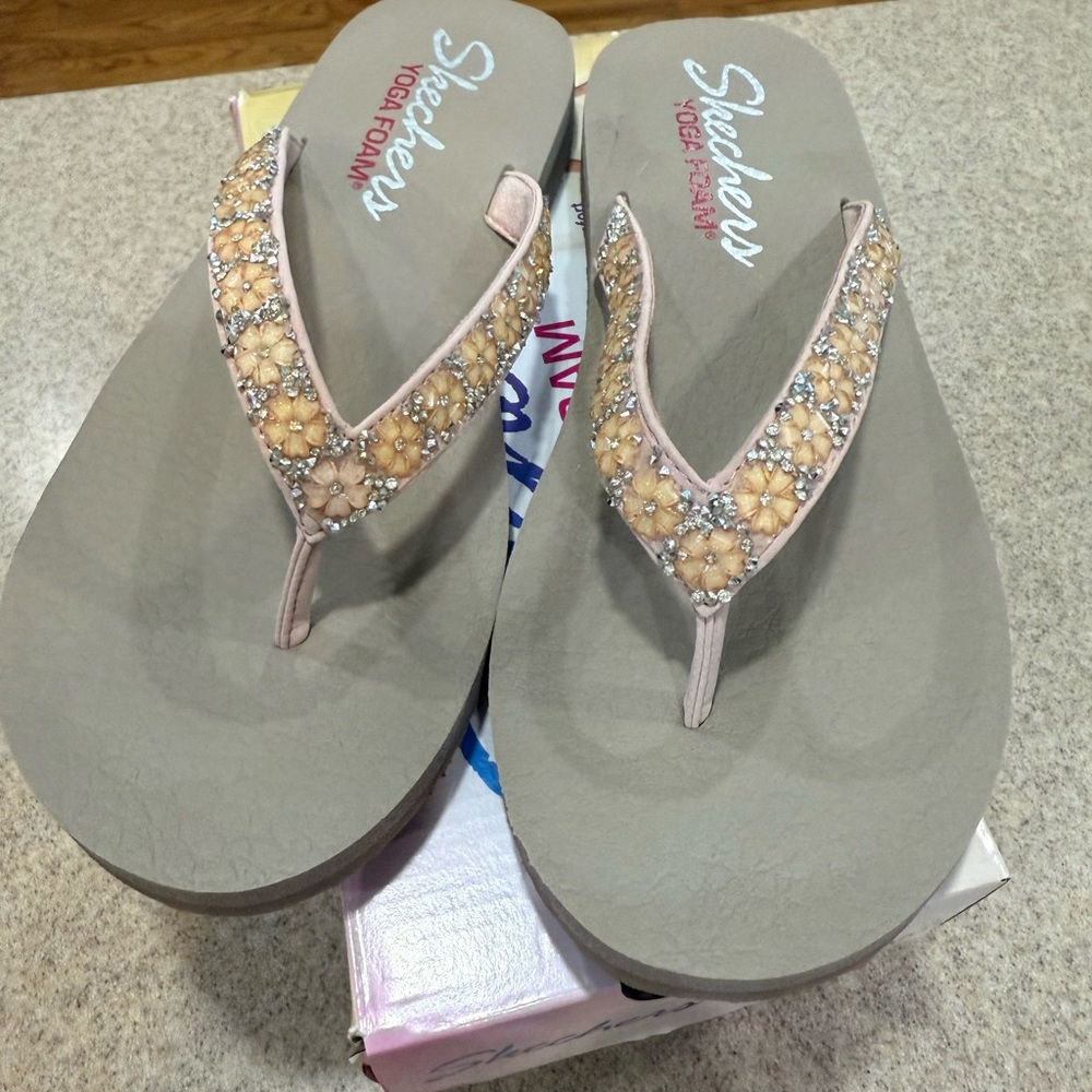 Skechers Women's Beige Floral Sandals